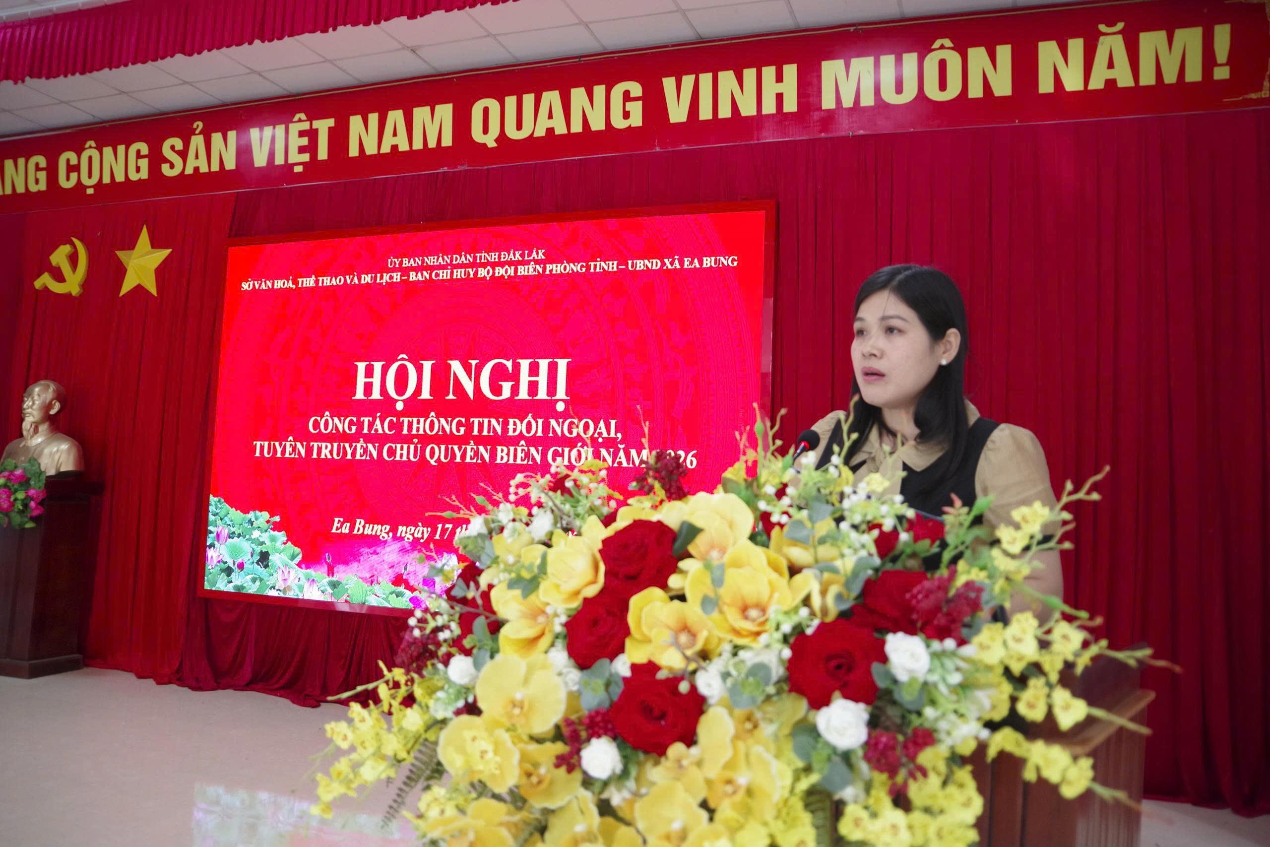 Bà Trương Thị Ánh – Trưởng phòng Quản lý Thông tin, Báo chí, Xuất bản, Sở VH,TT&DL tỉnh Đắk Lắk phát biểu khai mạc hội nghị. Ảnh: Thiên Trang